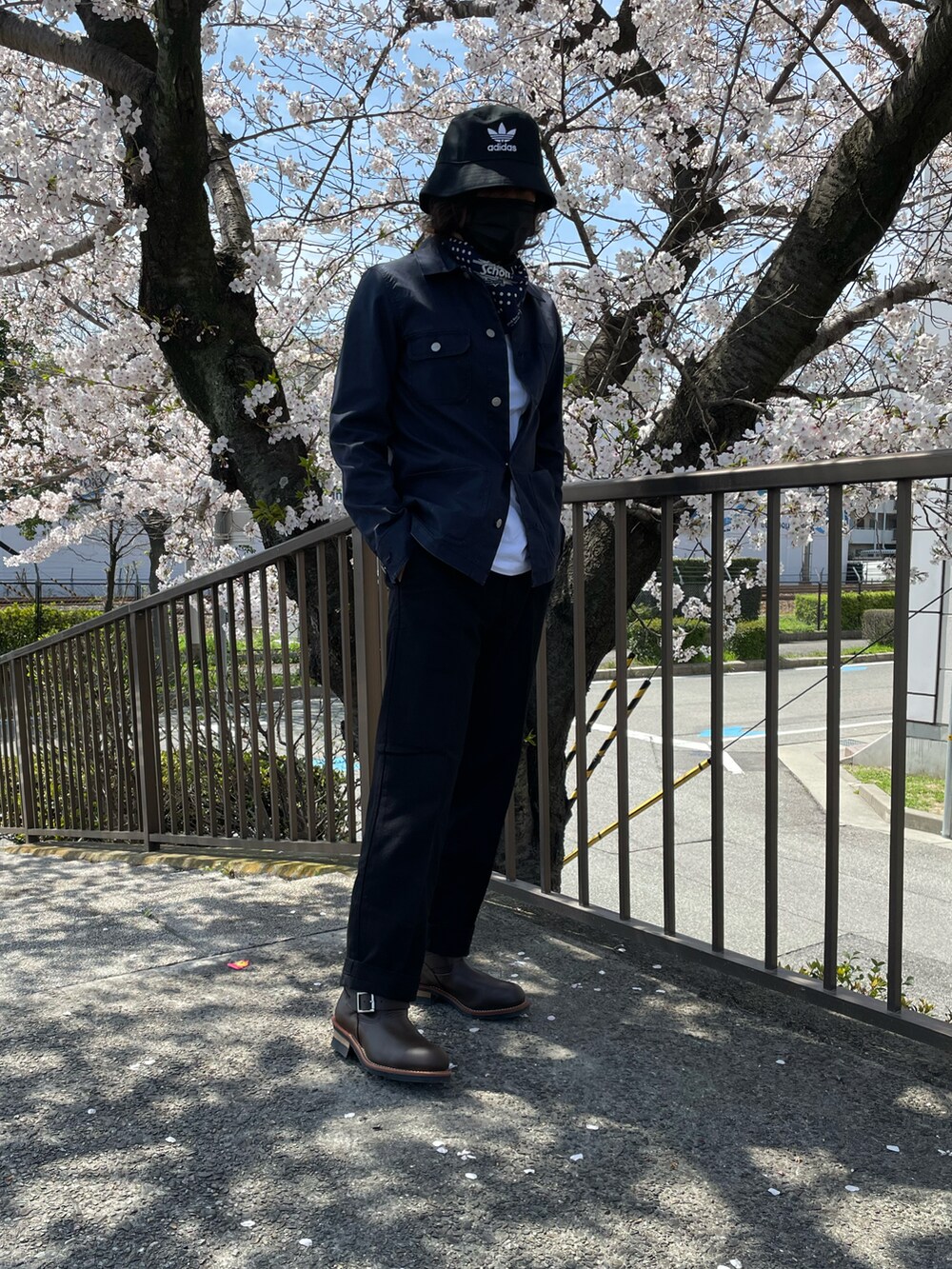 ホワイト系のTシャツ/カットソー、ブラック系のその他パンツ、ブラウン系のブーツを着用したメンズの春コーディネートの2枚目の写真