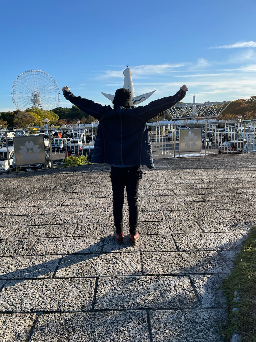 ブルー系のカバーオール、ブルー系のTシャツ/カットソー、ブラック系のデニムパンツを着用したメンズの秋コーディネートの3枚目の写真