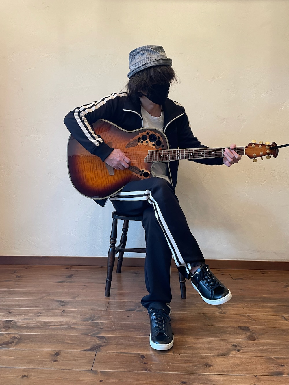 ブラック系のジャージ、ホワイト系のTシャツ/カットソー、ブラック系のジャージを着用したメンズの冬コーディネートの4枚目の写真