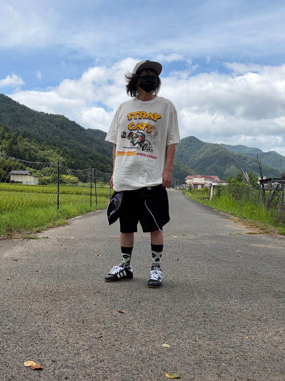 ホワイト系のTシャツ/カットソー、ブラック系のジャージ、ブラック系のその他パンツを着用したメンズの秋コーディネートの2枚目の写真