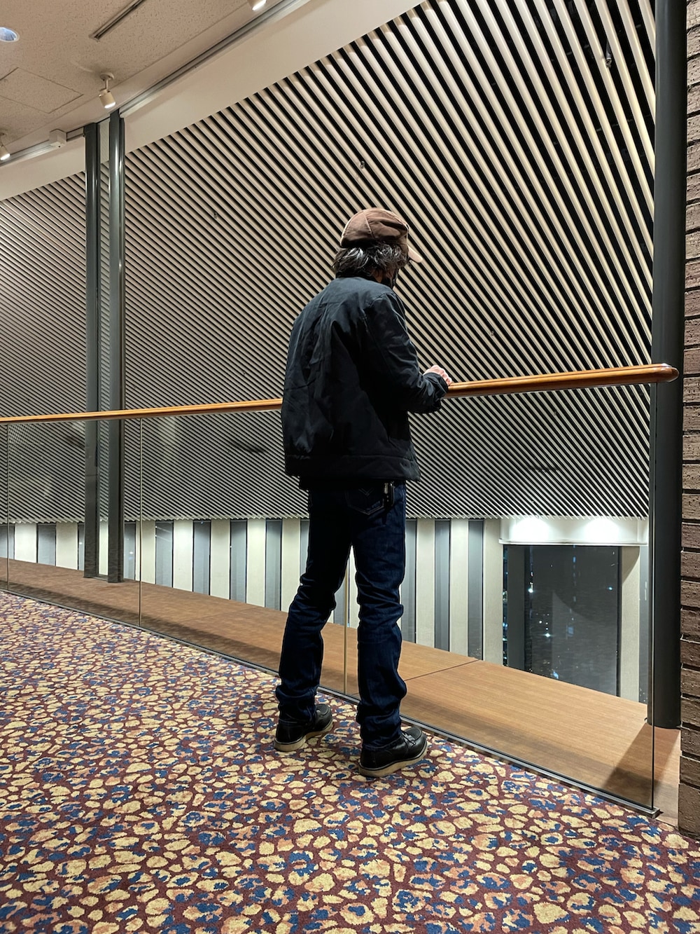 ブラック系のブルゾン、ブラック系のブーツ、ブラック系のジャージを着用したメンズの冬コーディネートの4枚目の写真