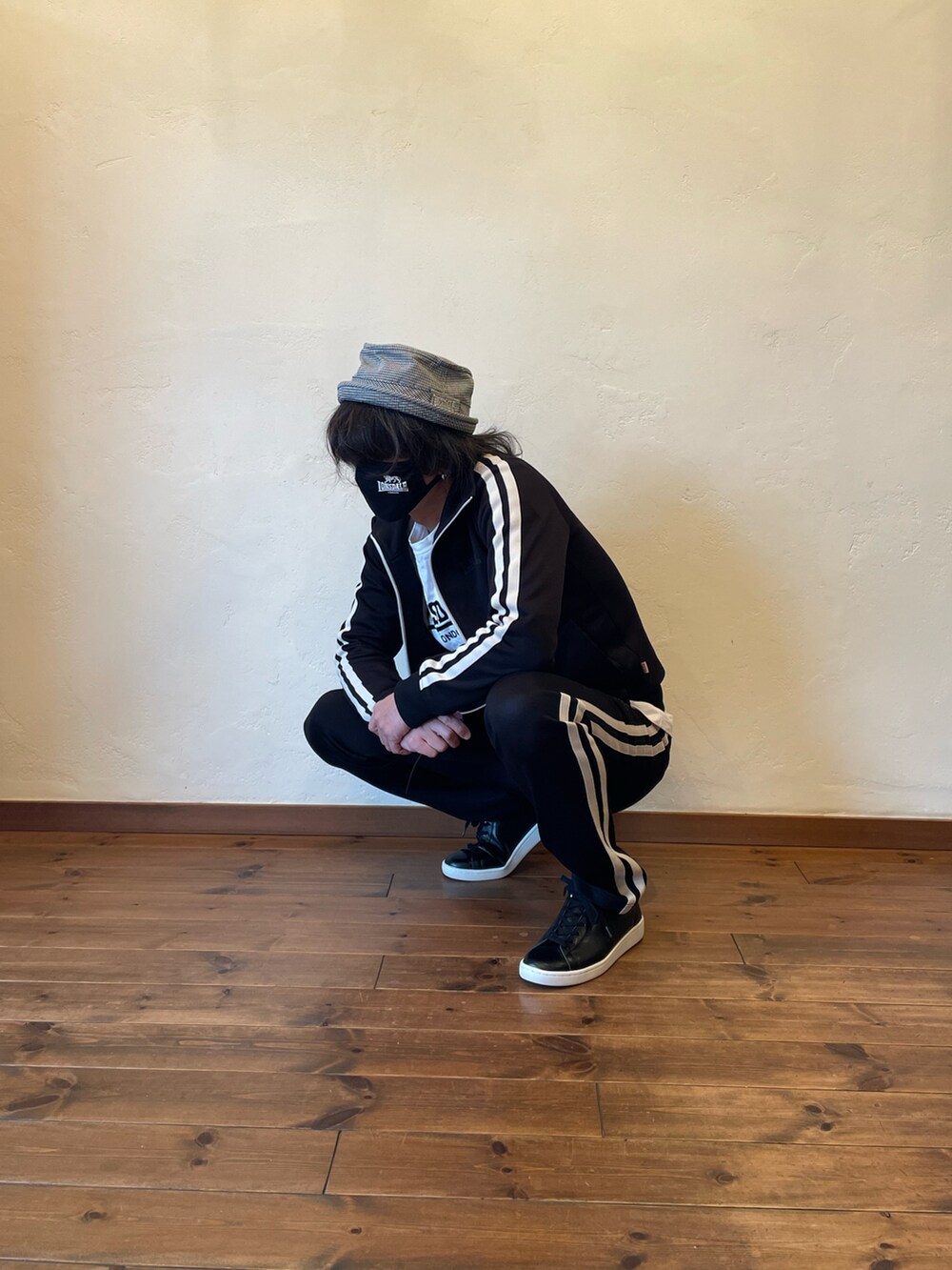 ブラック系のジャージ、ホワイト系のTシャツ/カットソー、ブラック系のジャージを着用したメンズの冬コーディネートの2枚目の写真