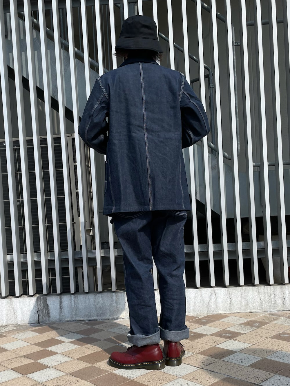 ブルー系のカバーオール、ブルー系のサロペット/オーバーオール、レッド系のブーツを着用したメンズの秋コーディネートの2枚目の写真