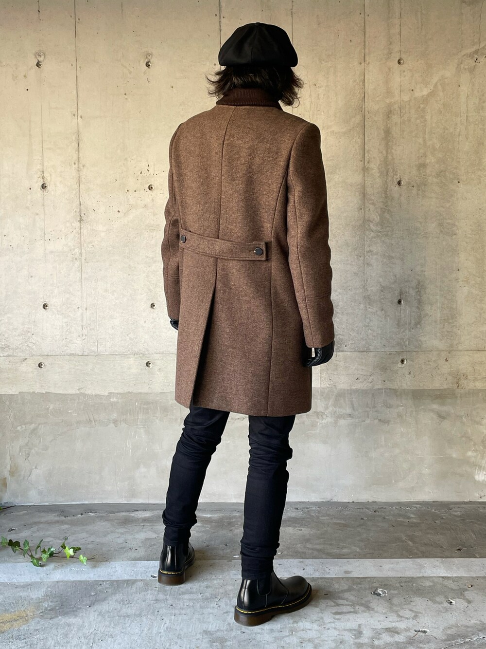 ブラック系のデニムパンツ、ブラック系のブーツ、ブラウン系のその他アウターを着用したメンズの冬コーディネートの2枚目の写真