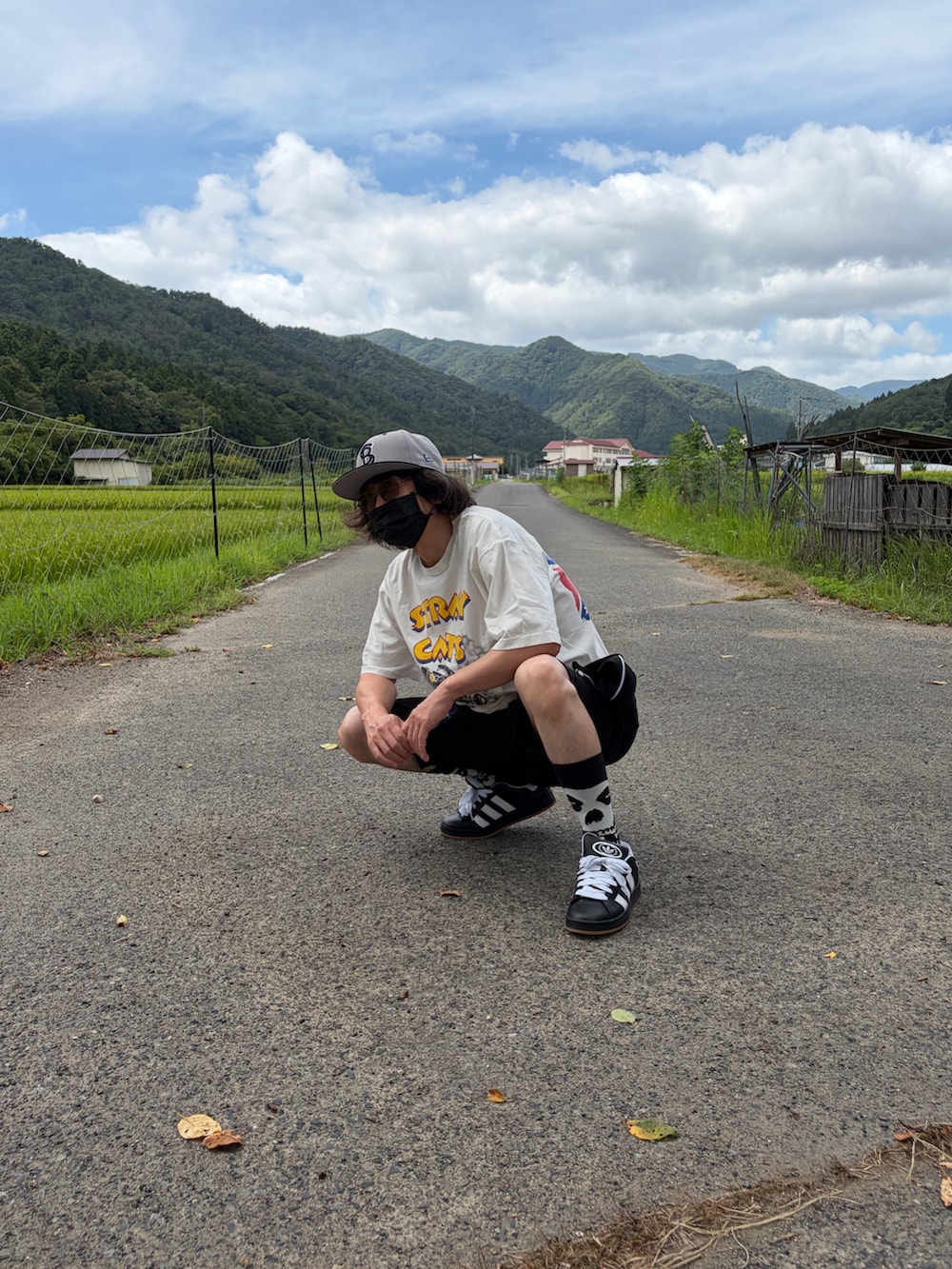 ホワイト系のTシャツ/カットソー、ブラック系のジャージ、ブラック系のその他パンツを着用したメンズの秋コーディネートの5枚目の写真