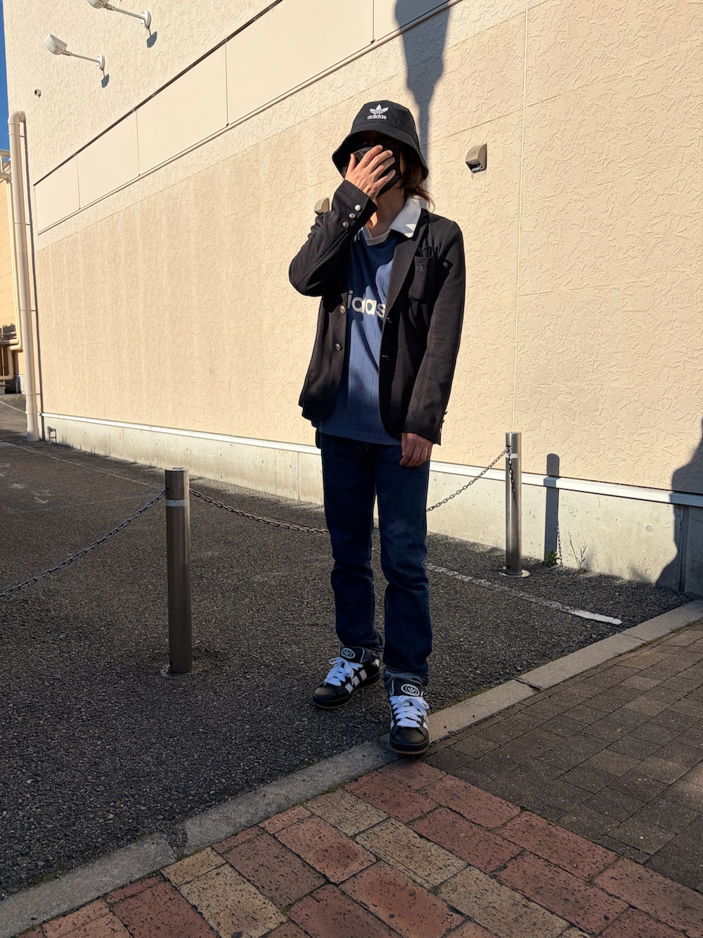 ブルー系のジャージ、ブラック系のテーラードジャケット、ブルー系のデニムパンツを着用したメンズの夏コーディネートの2枚目の写真