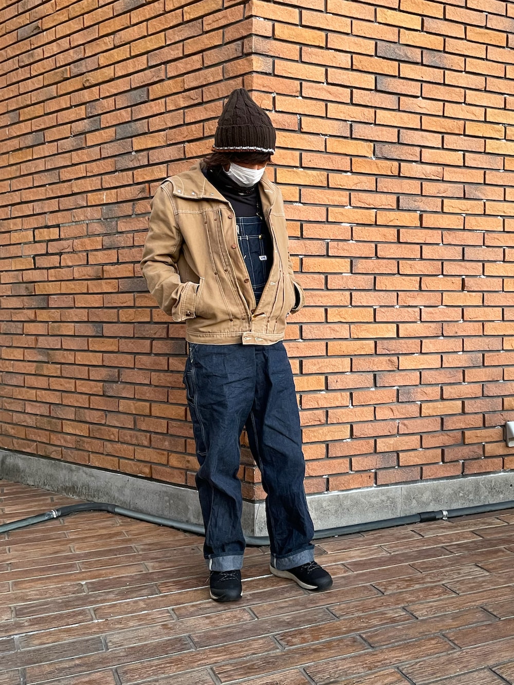 ベージュ系のデニムジャケット、ブルー系のサロペット/オーバーオール、ブラック系のその他シューズを着用したメンズの秋コーディネートの3枚目の写真