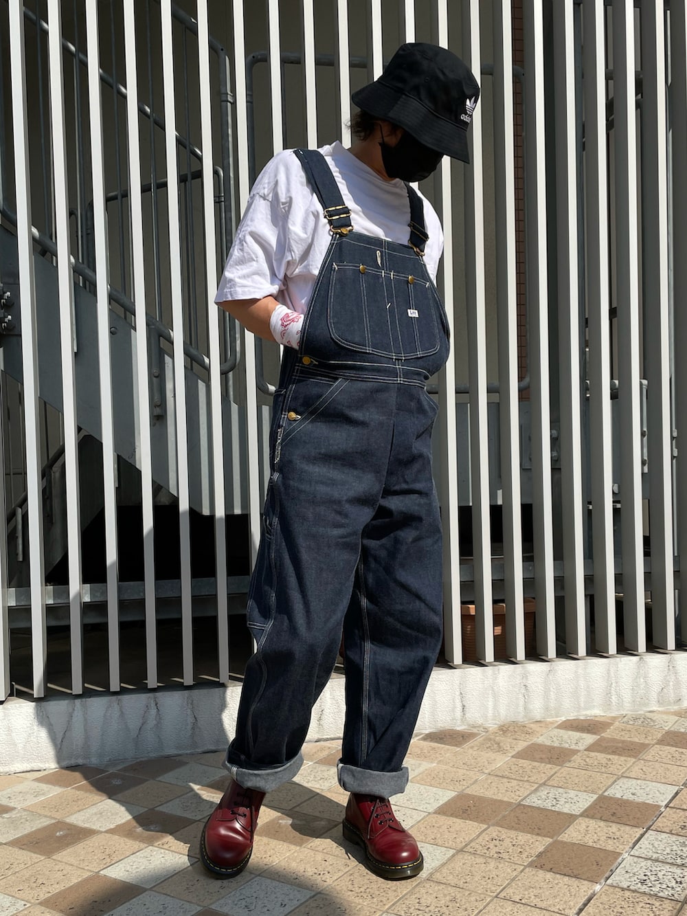 ブルー系のカバーオール、ブルー系のサロペット/オーバーオール、レッド系のブーツを着用したメンズの秋コーディネートの4枚目の写真