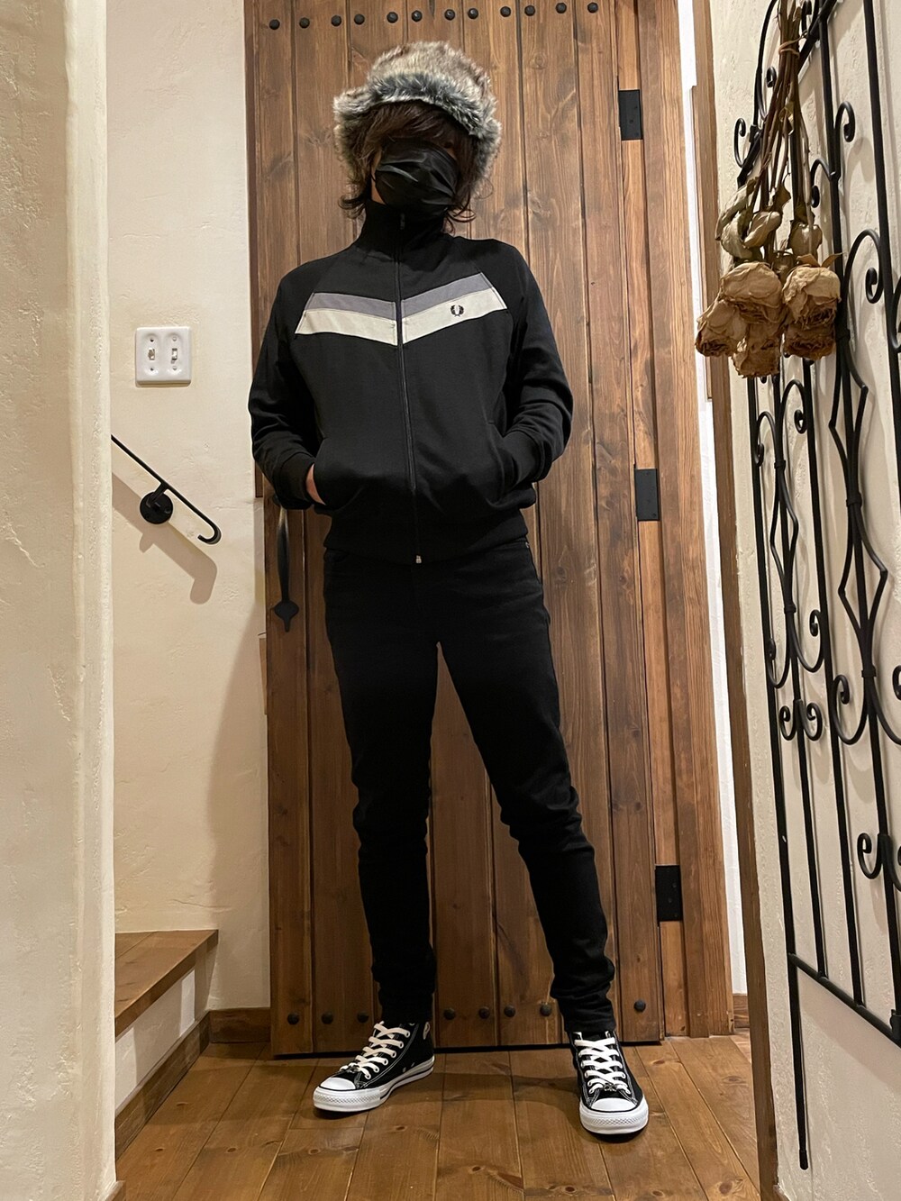 ブラック系のデニムパンツ、ブラック系のスニーカー、ブラック系のジャージを着用したメンズの冬コーディネートの4枚目の写真