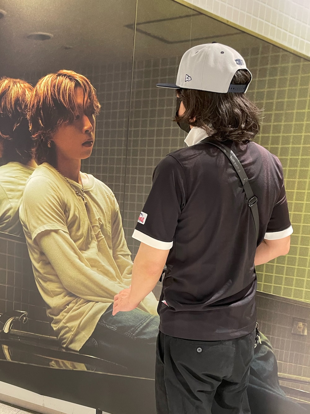 ブラック系のスニーカー、ブラック系のショルダーバッグ、ブラック系のTシャツ/カットソーを着用したメンズの秋コーディネートの2枚目の写真