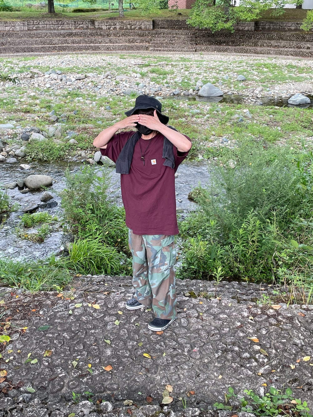 「夏コーデ、カーゴパンツ、迷彩パンツ、carhartt、クロックス、キャンプ、カーハート、crocs、サファリハット、ハット、リラックススタイル、夏休み」｜「crocsの《crocs》クロックス バヤバンド クロッグ（サンダル、ブラック系）」を使った、ロク弦さん（メンズ・170cm）の夏コーディネートの2枚目の写真