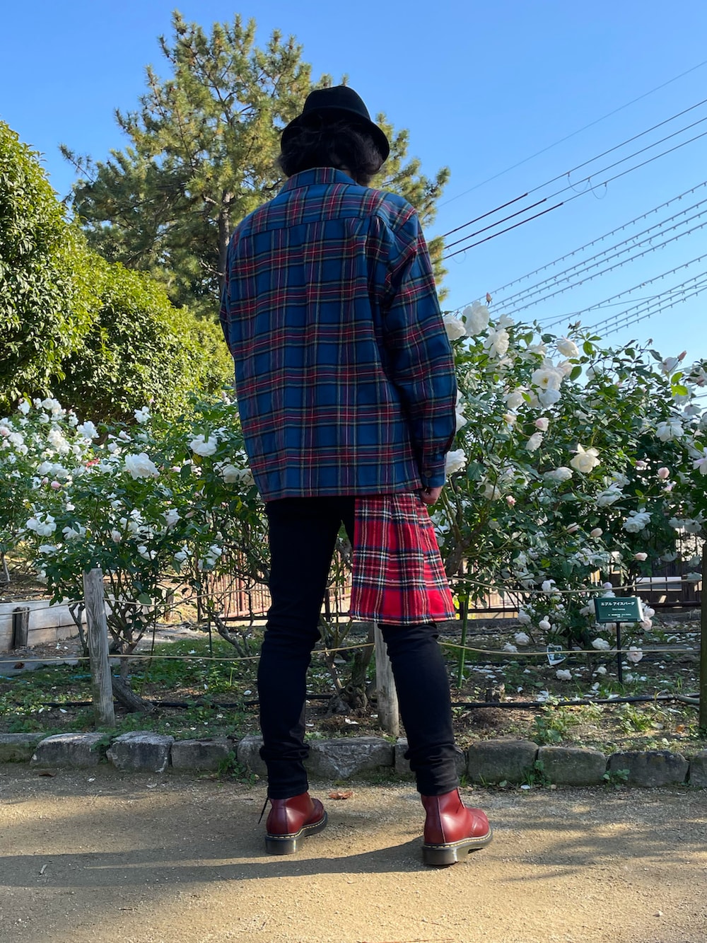 ブラック系のデニムパンツ、レッド系のネクタイ、レッド系のブーツを着用したメンズの冬コーディネートの2枚目の写真