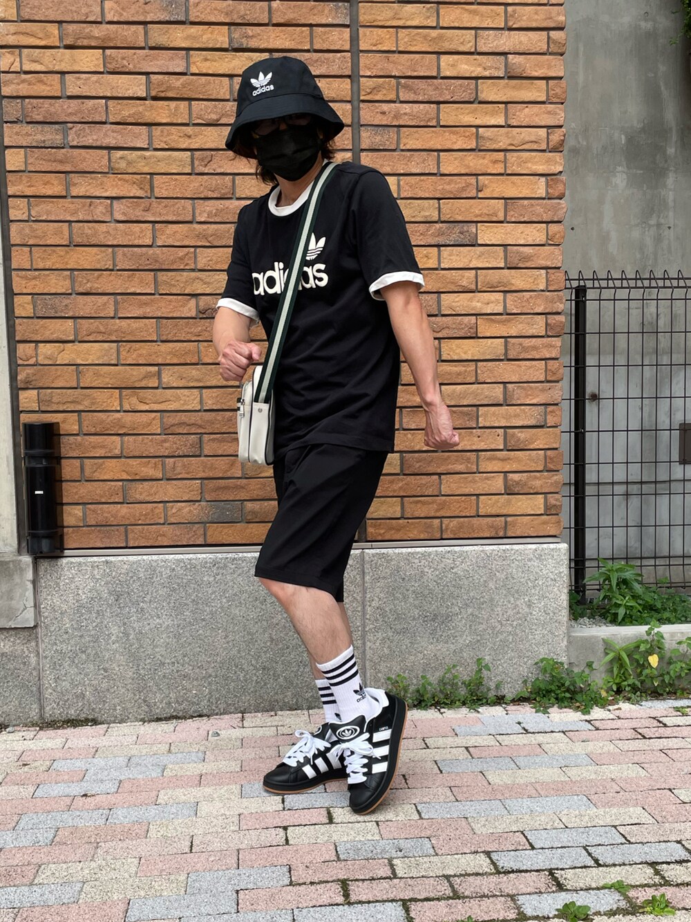 ブラック系のTシャツ/カットソー、ブラック系のその他パンツ、ホワイト系のショルダーバッグを着用したメンズの夏コーディネートの5枚目の写真