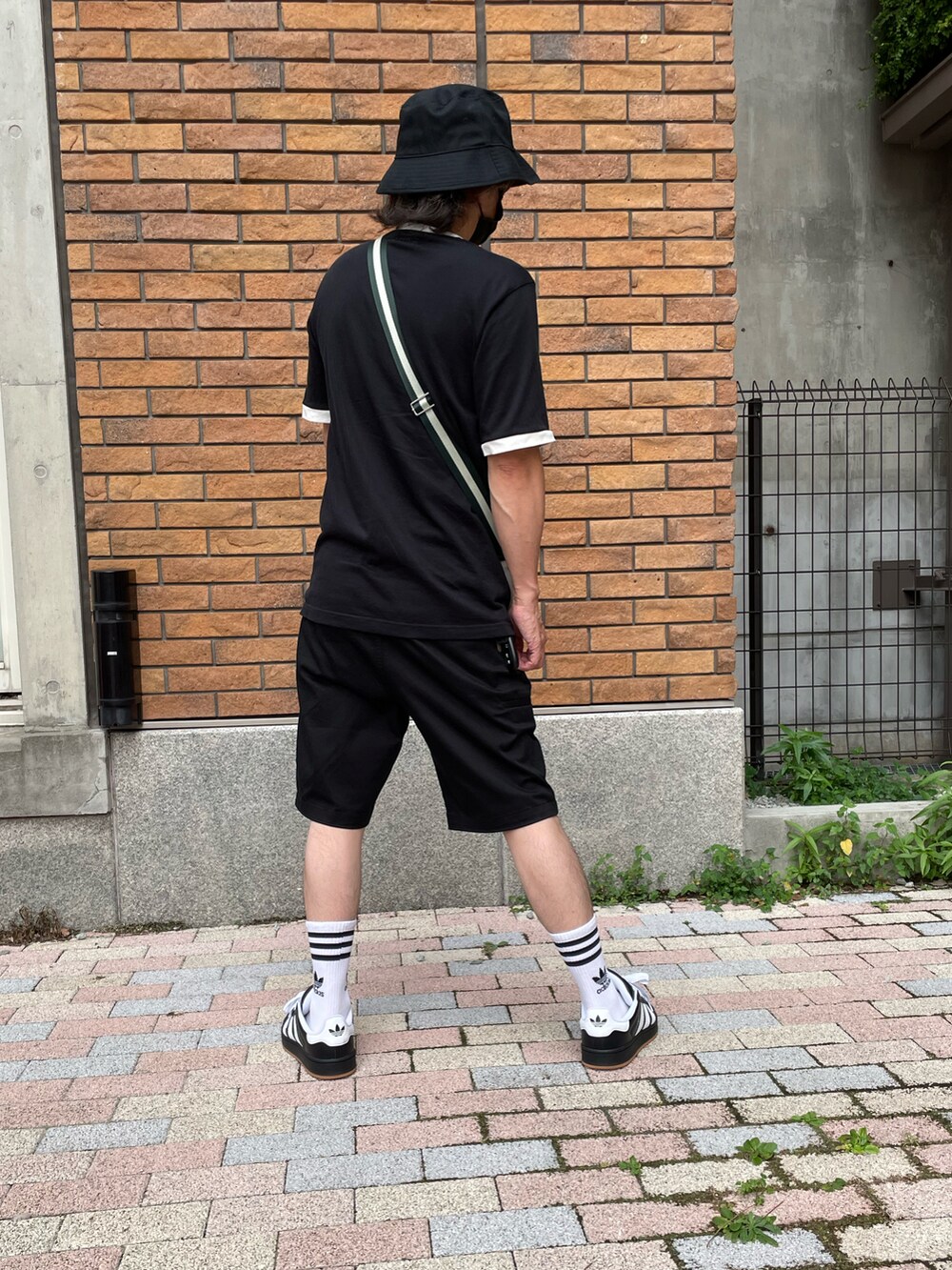 ブラック系のTシャツ/カットソー、ブラック系のその他パンツ、ホワイト系のショルダーバッグを着用したメンズの夏コーディネートの4枚目の写真