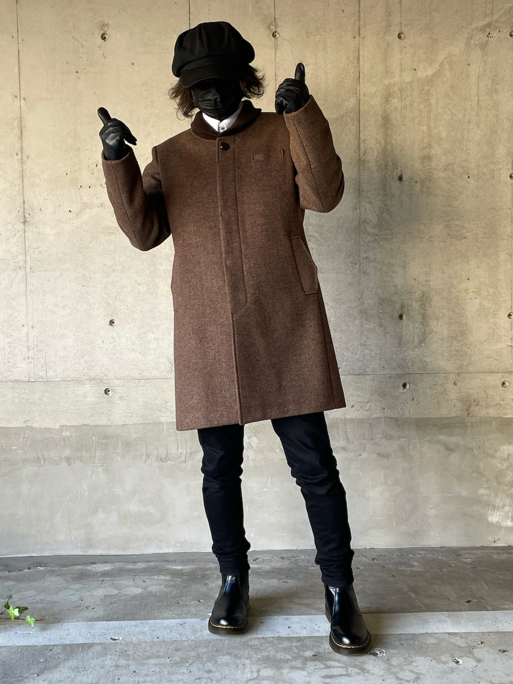 ブラック系のデニムパンツ、ブラック系のブーツ、ブラウン系のその他アウターを着用したメンズの冬コーディネートの3枚目の写真