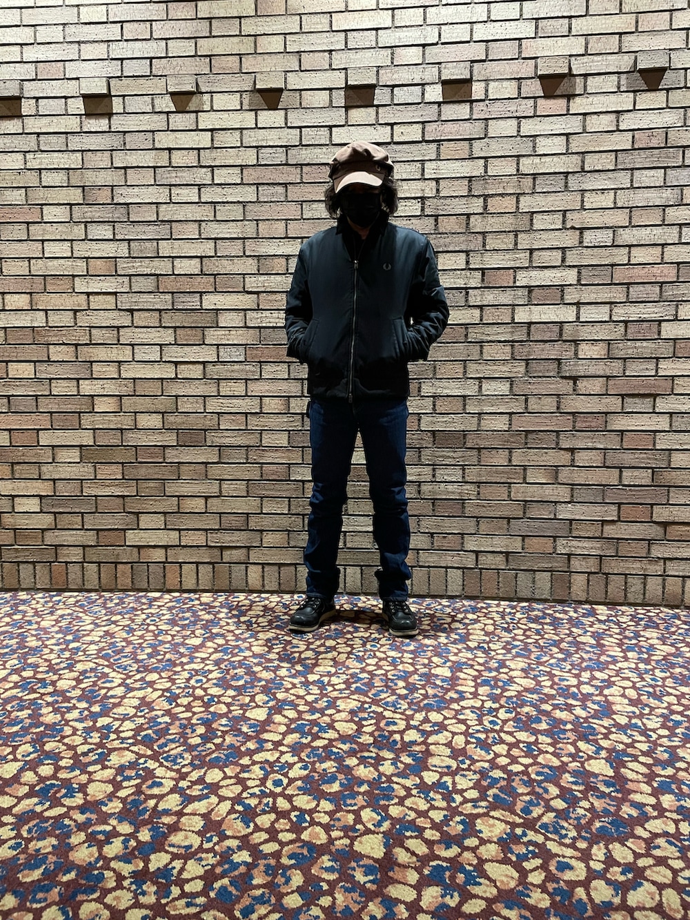 ブラック系のブルゾン、ブラック系のブーツ、ブラック系のジャージを着用したメンズの冬コーディネートの2枚目の写真