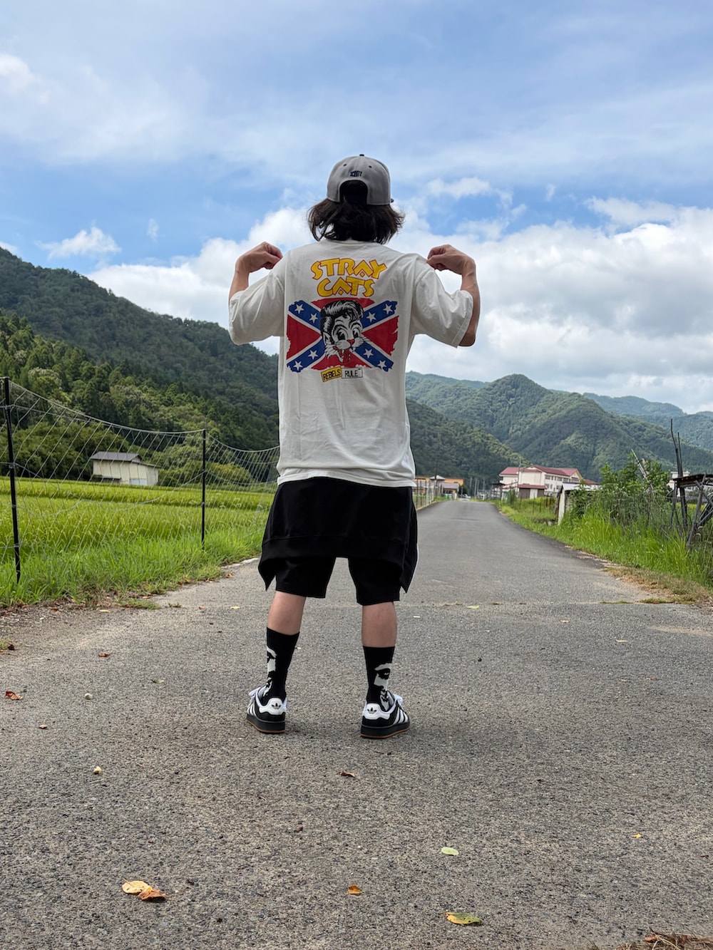 ホワイト系のTシャツ/カットソー、ブラック系のジャージ、ブラック系のその他パンツを着用したメンズの秋コーディネートの3枚目の写真