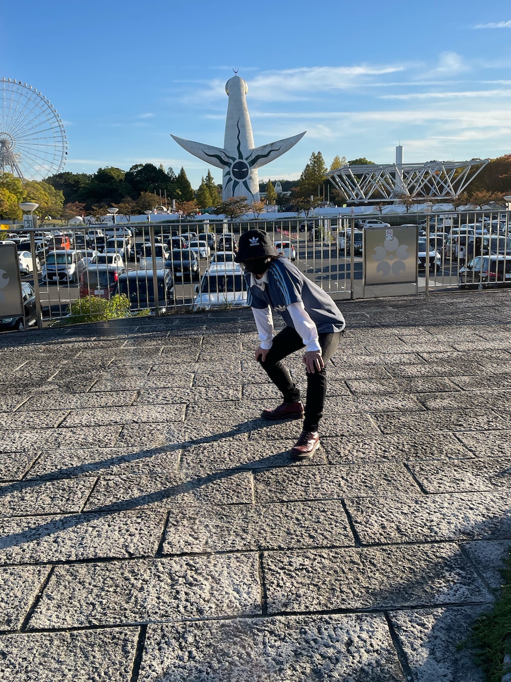 ブルー系のカバーオール、ブルー系のTシャツ/カットソー、ブラック系のデニムパンツを着用したメンズの秋コーディネートの2枚目の写真