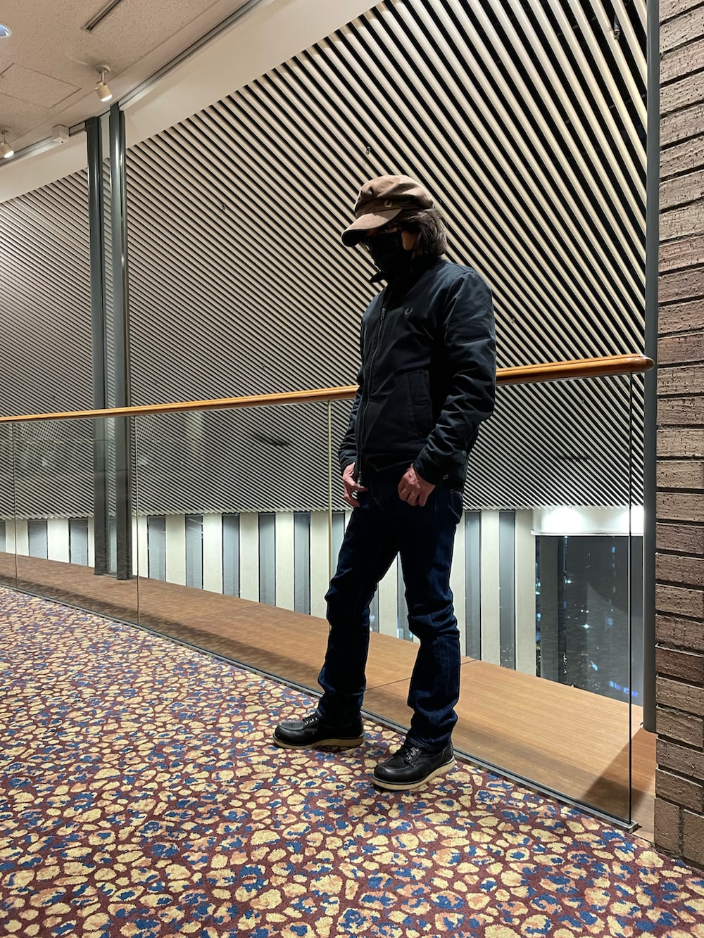 ブラック系のブルゾン、ブラック系のブーツ、ブラック系のジャージを着用したメンズの冬コーディネートの3枚目の写真