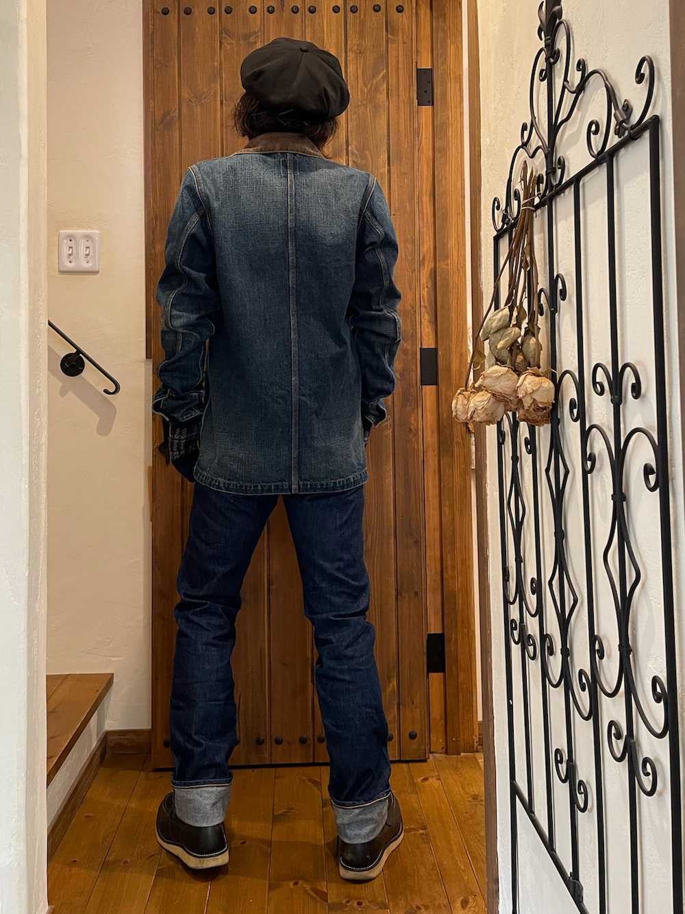 ブルー系のデニムパンツ、ブラック系のブーツ、ブルー系のカバーオールを着用したメンズの冬コーディネートの2枚目の写真