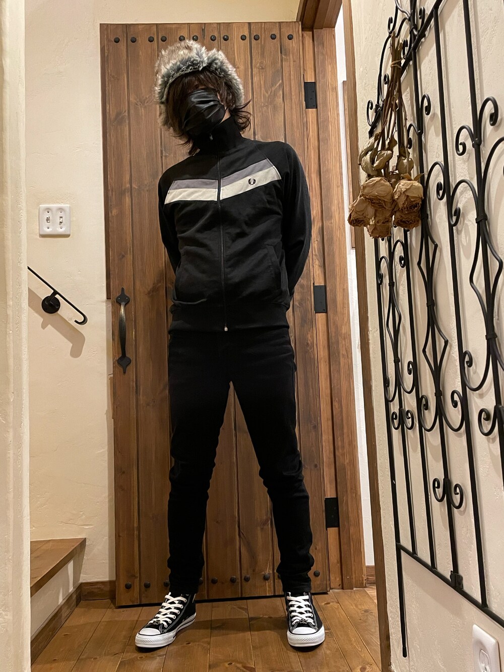 ブラック系のデニムパンツ、ブラック系のスニーカー、ブラック系のジャージを着用したメンズの冬コーディネートの5枚目の写真