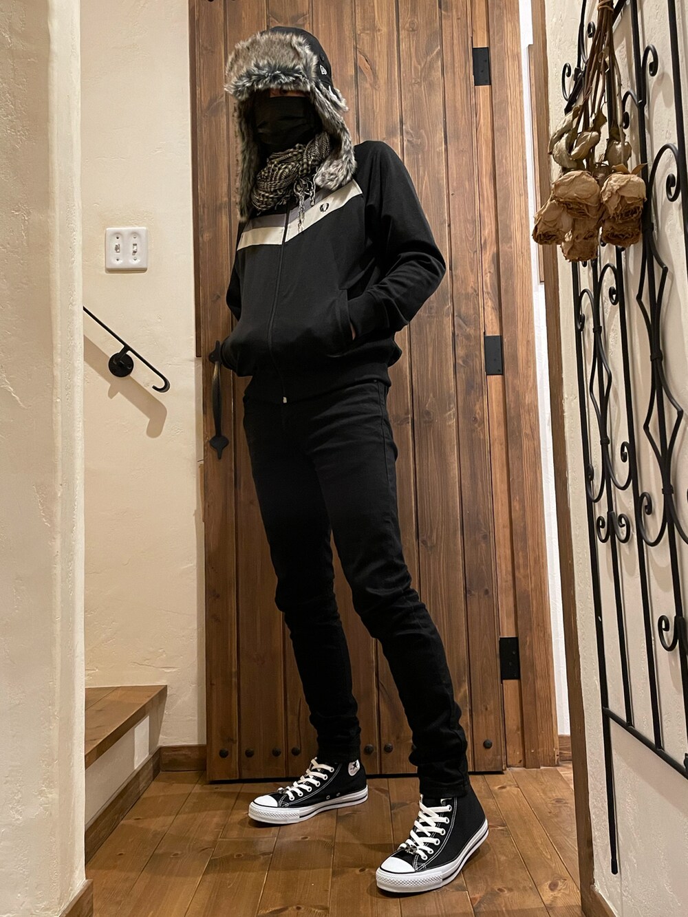 ブラック系のデニムパンツ、ブラック系のスニーカー、ブラック系のジャージを着用したメンズの冬コーディネートの3枚目の写真