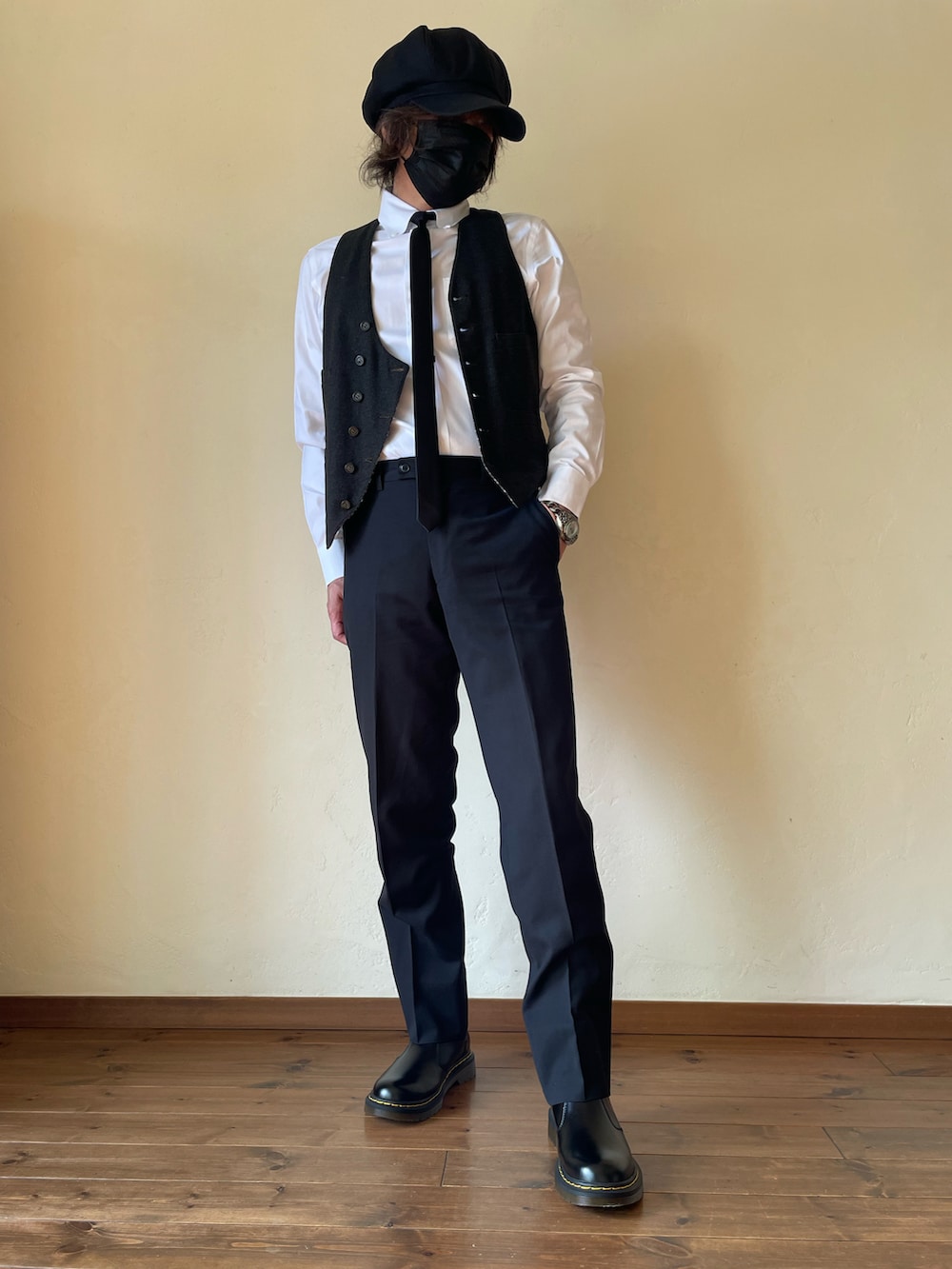 ブルー系のモッズコート、ブラック系のブーツ、ホワイト系のシャツ/ブラウスを着用したメンズの冬コーディネートの2枚目の写真