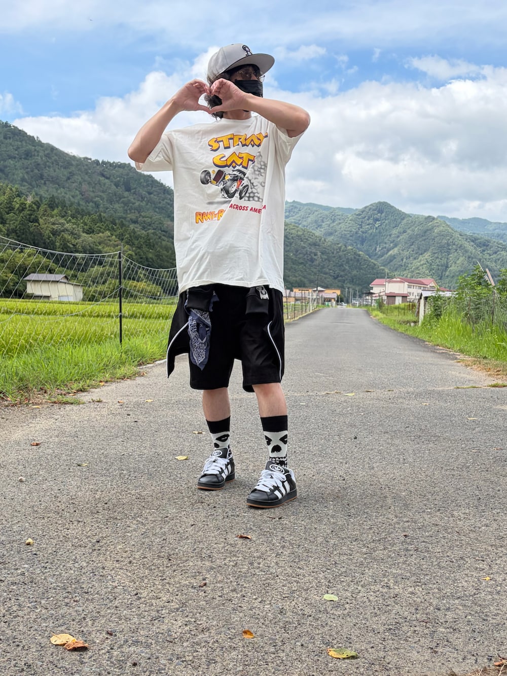ホワイト系のTシャツ/カットソー、ブラック系のジャージ、ブラック系のその他パンツを着用したメンズの秋コーディネートの4枚目の写真