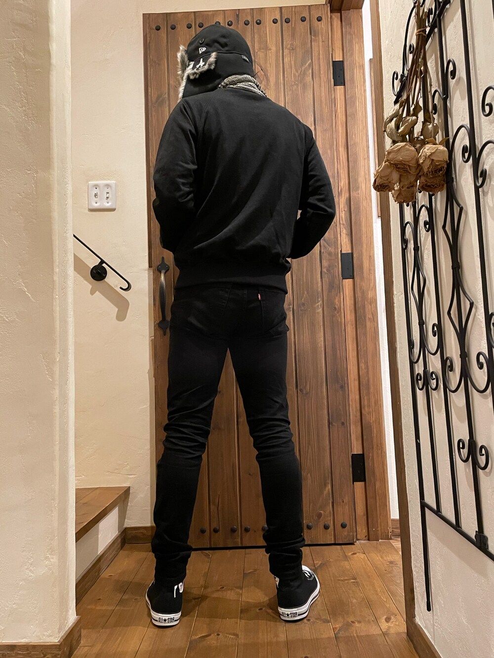 ブラック系のデニムパンツ、ブラック系のスニーカー、ブラック系のジャージを着用したメンズの冬コーディネートの2枚目の写真