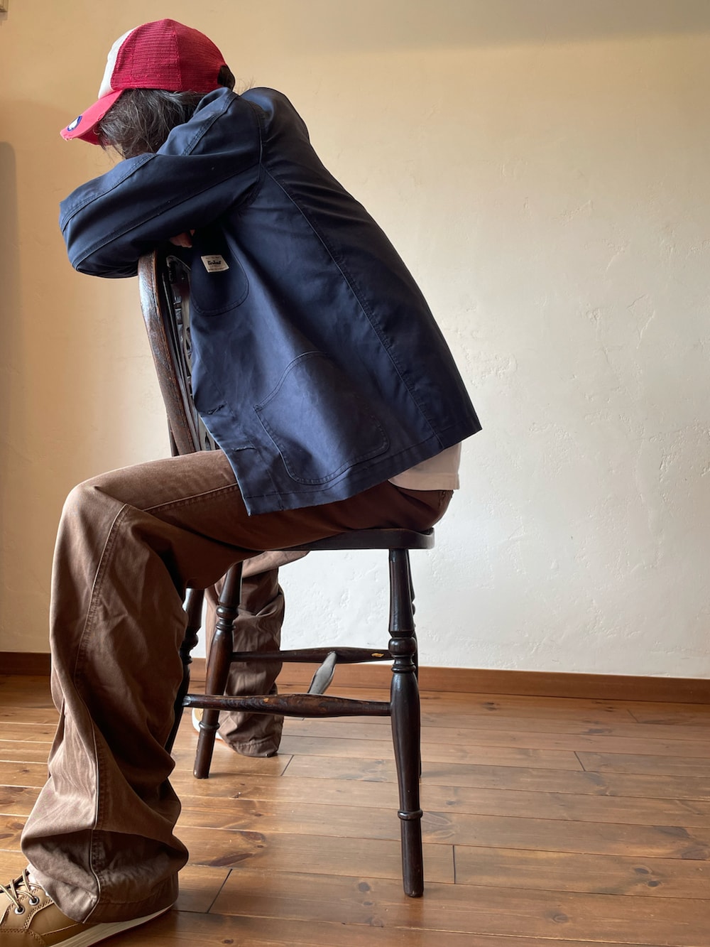 ブラウン系のスニーカー、ブルー系のその他アウター、ブラウン系のその他パンツを着用したメンズの秋コーディネートの2枚目の写真