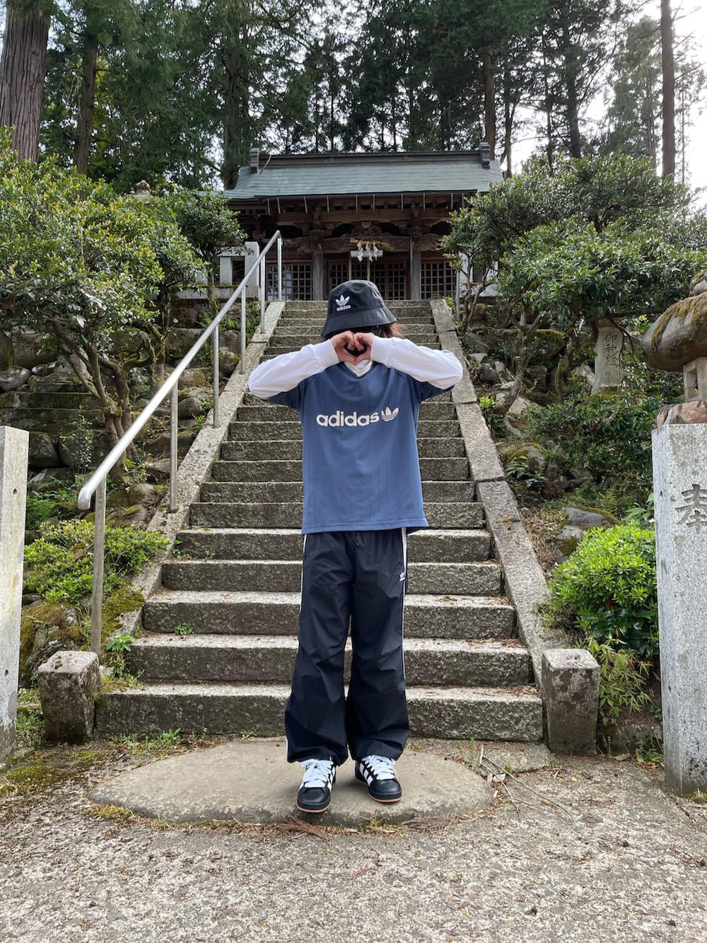 ブルー系のTシャツ/カットソー、ブラック系のスニーカー、ブラック系のその他パンツを着用したメンズの春コーディネートの4枚目の写真