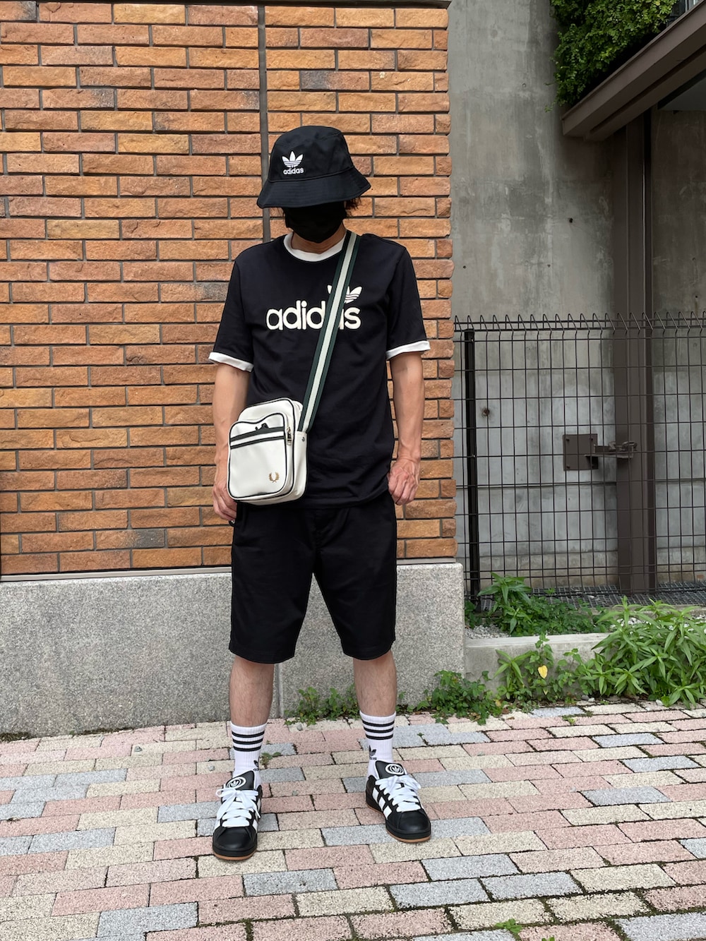 ブラック系のTシャツ/カットソー、ブラック系のその他パンツ、ホワイト系のショルダーバッグを着用したメンズの夏コーディネートの2枚目の写真