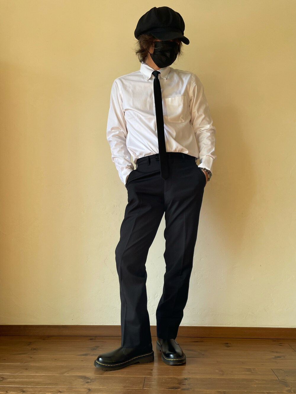 ブルー系のモッズコート、ブラック系のブーツ、ホワイト系のシャツ/ブラウスを着用したメンズの冬コーディネートの3枚目の写真