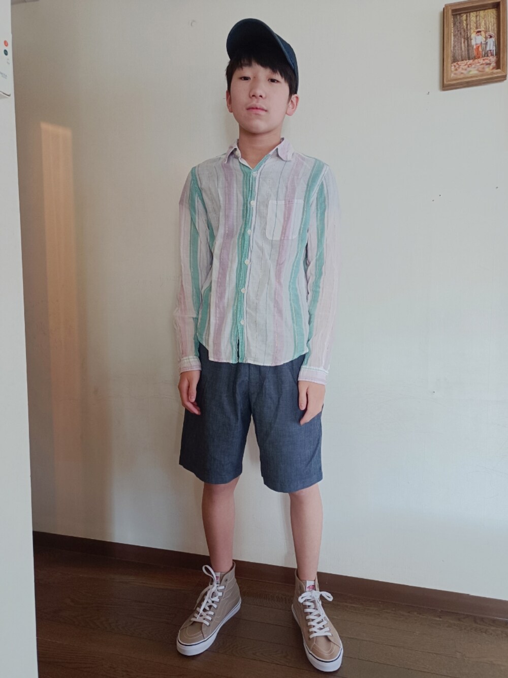 ホワイト系のシャツ/ブラウス、ブルー系のその他パンツ、ベージュ系のスニーカーを着用したキッズの夏コーディネートの3枚目の写真