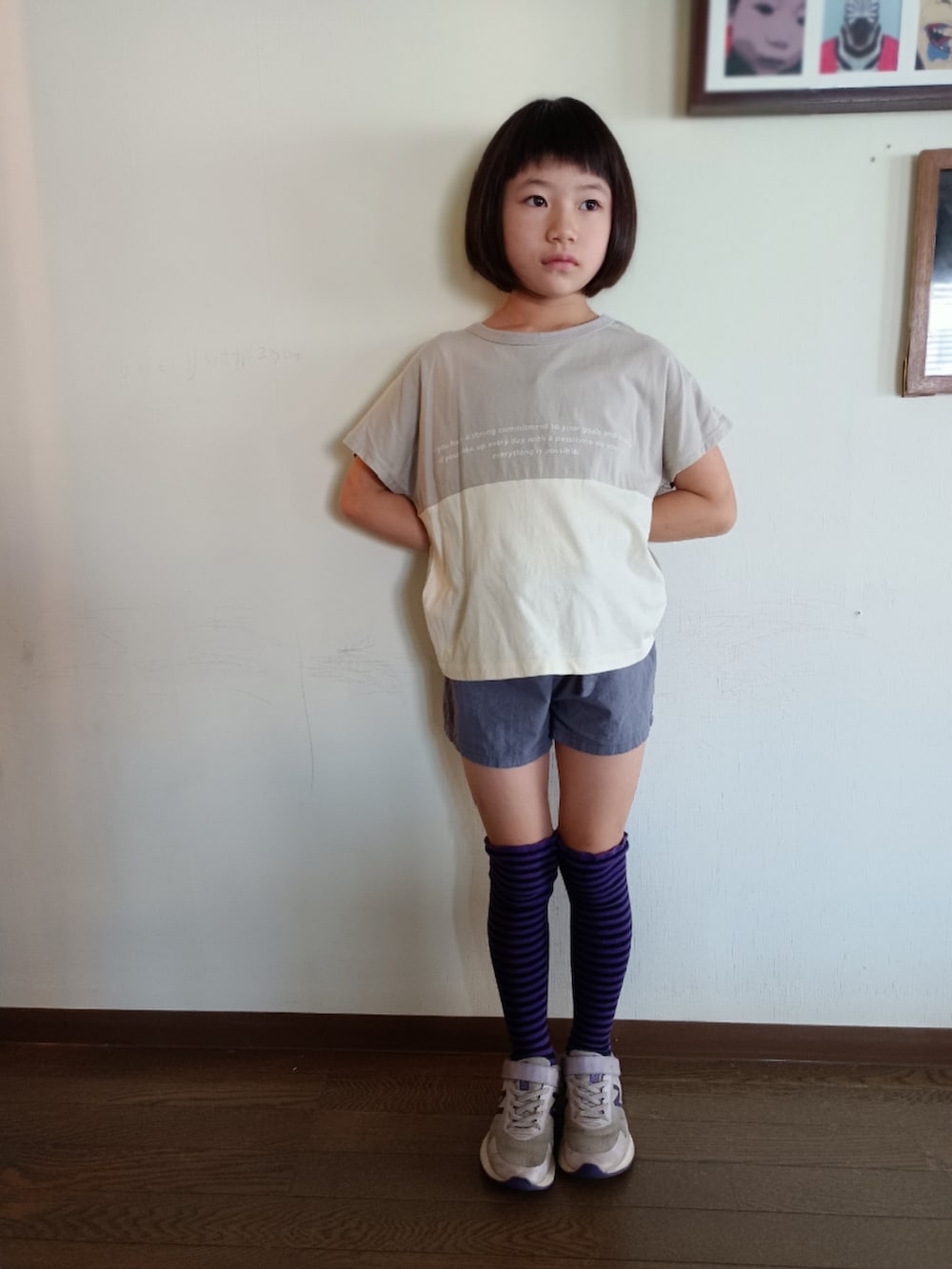 グレー系のTシャツ/カットソー、グレー系のパンツ、パープル系のスニーカーを着用したキッズの夏コーディネートの2枚目の写真