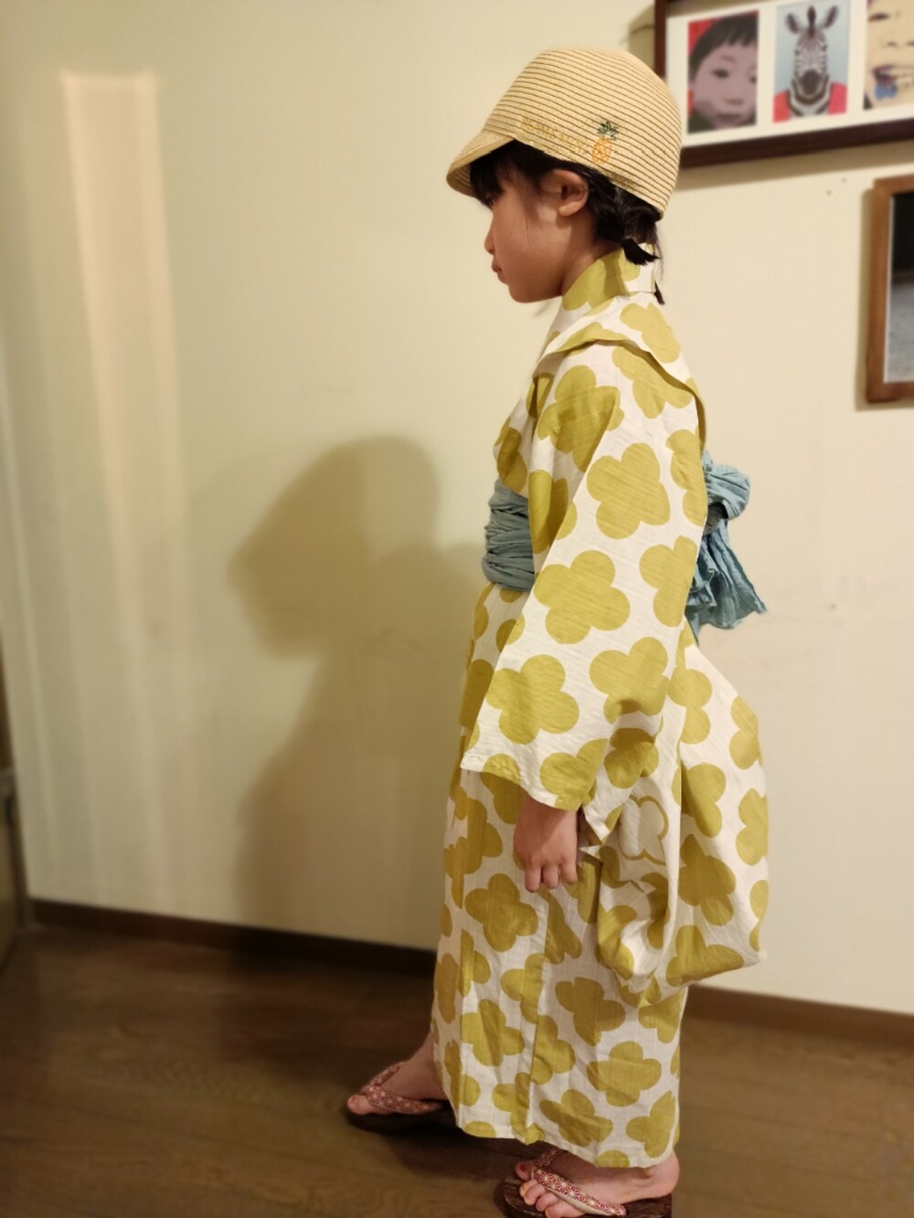 グリーン系の浴衣、ベージュ系の帽子を着用したキッズの夏コーディネートの3枚目の写真