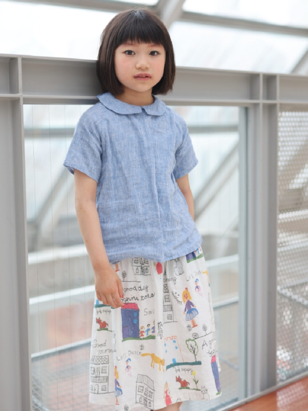 ブルー系のシャツ/ブラウス、ホワイト系のスカート、ブラウン系のサンダルを着用したキッズの夏コーディネートの3枚目の写真