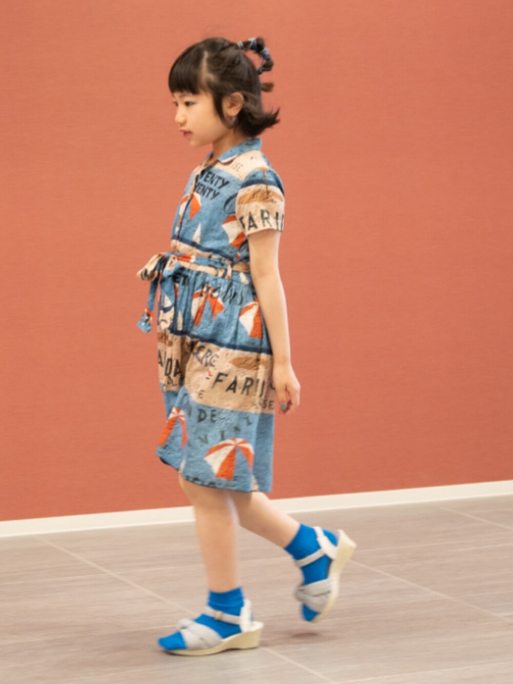 「今日のコスメと服、夏コーデ、キッズコーデ、キッズファッション、ワンピース、ブルーコーデ、サンダル、柄ワンピース、キッズメイク、お出かけコーデ、おでかけ」｜「WOLF&RITAのアイテム（ワンピース、ブルー系）」を使った、リンコさん（キッズ・123cm）の夏コーディネートの2枚目の写真