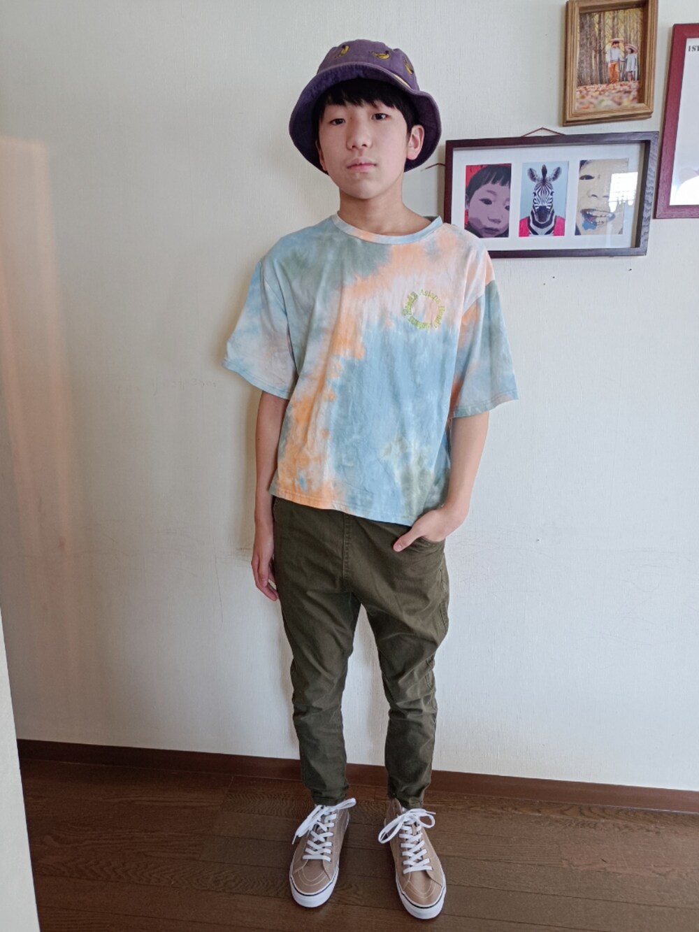 ブルー系のTシャツ/カットソー、ベージュ系のスニーカー、グリーン系のその他パンツを着用したキッズの夏コーディネートの2枚目の写真