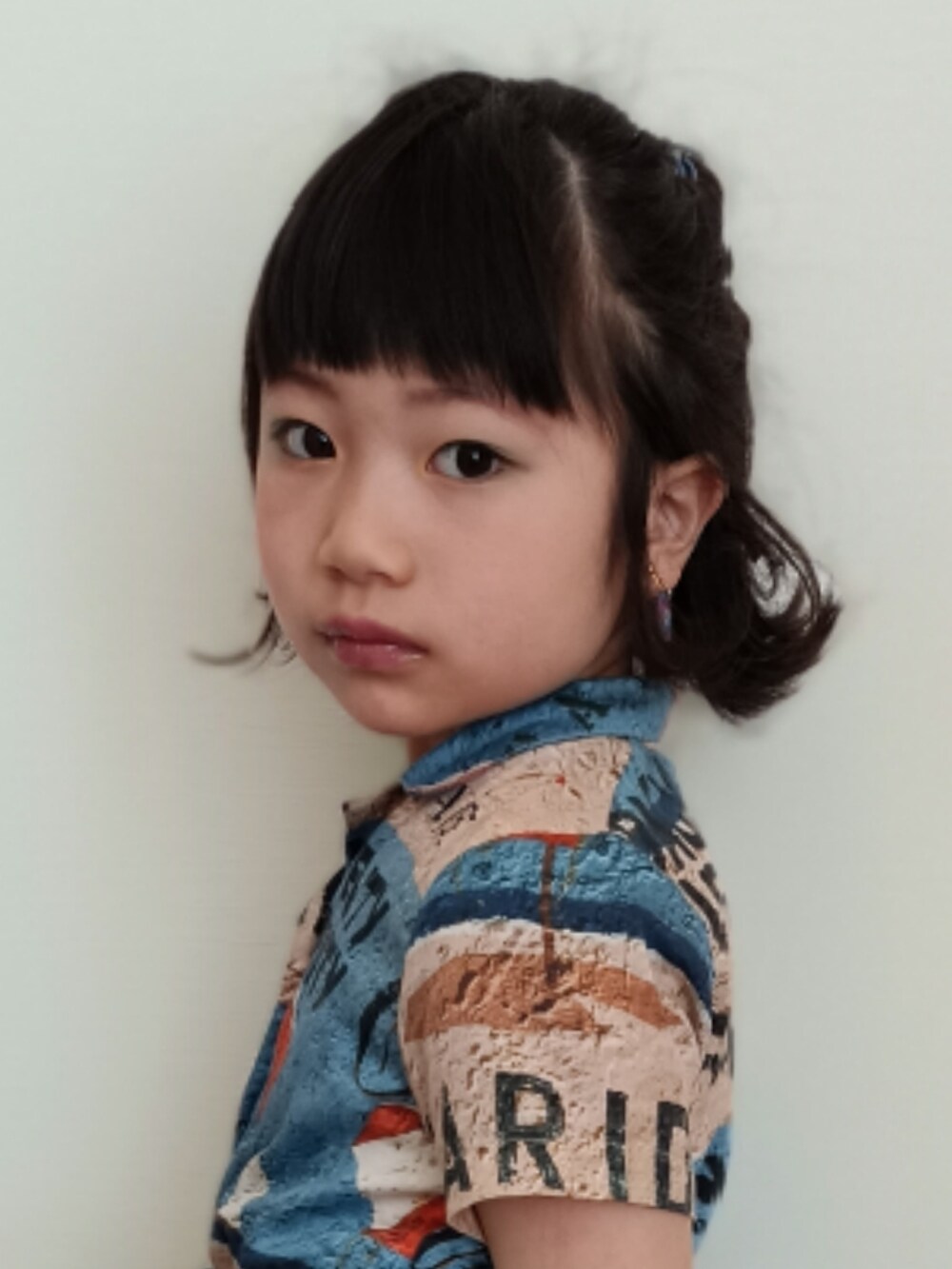 「今日のコスメと服、夏コーデ、キッズコーデ、キッズファッション、ワンピース、ブルーコーデ、サンダル、柄ワンピース、キッズメイク、お出かけコーデ、おでかけ」｜「WOLF&RITAのアイテム（ワンピース、ブルー系）」を使った、リンコさん（キッズ・123cm）の夏コーディネートの3枚目の写真