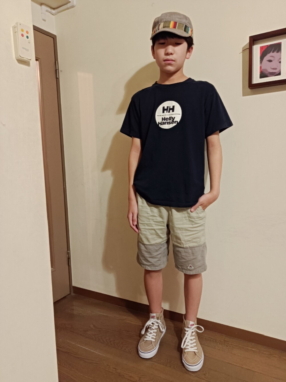 グリーン系のTシャツ/カットソー、ブルー系のデニムパンツ、レッド系のニットキャップ/ビーニーを着用したキッズの夏コーディネートの2枚目の写真