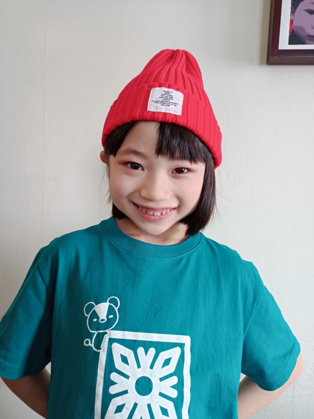 グリーン系のTシャツ/カットソー、ブルー系のデニムパンツ、レッド系のニットキャップ/ビーニーを着用したキッズの夏コーディネートの3枚目の写真