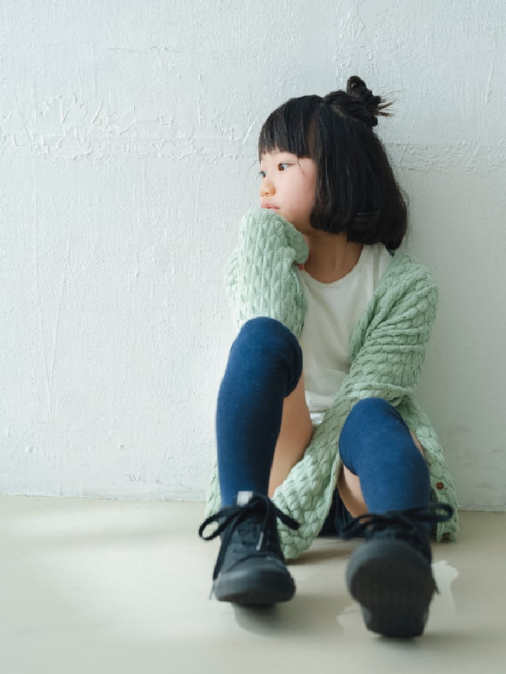 ホワイト系のTシャツ/カットソー、グリーン系のカーディガン/ボレロ、ブルー系のデニムパンツを着用したキッズの夏コーディネートの3枚目の写真