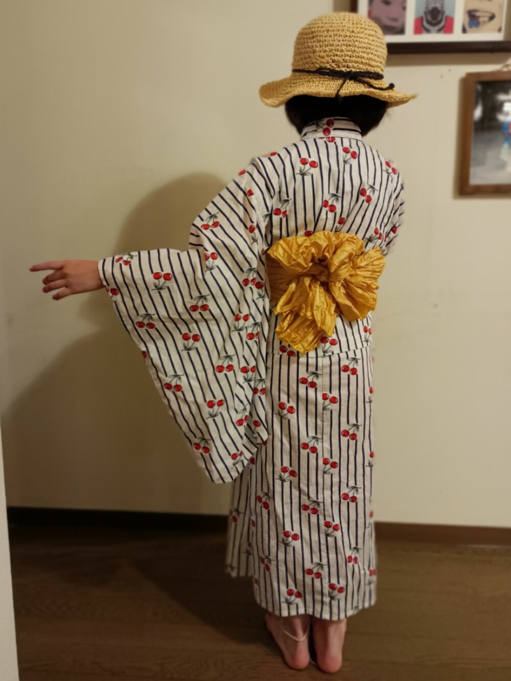 ブルー系の浴衣、ベージュ系の帽子を着用したキッズの夏コーディネートの2枚目の写真