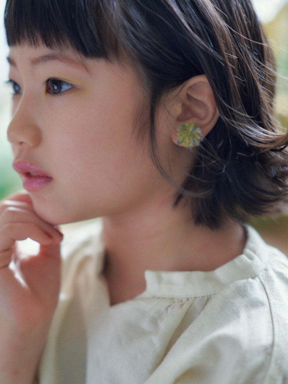 ホワイト系のTシャツ/カットソー、ブラック系のパンツ、イエロー系のショルダーバッグを着用したキッズの夏コーディネートの2枚目の写真