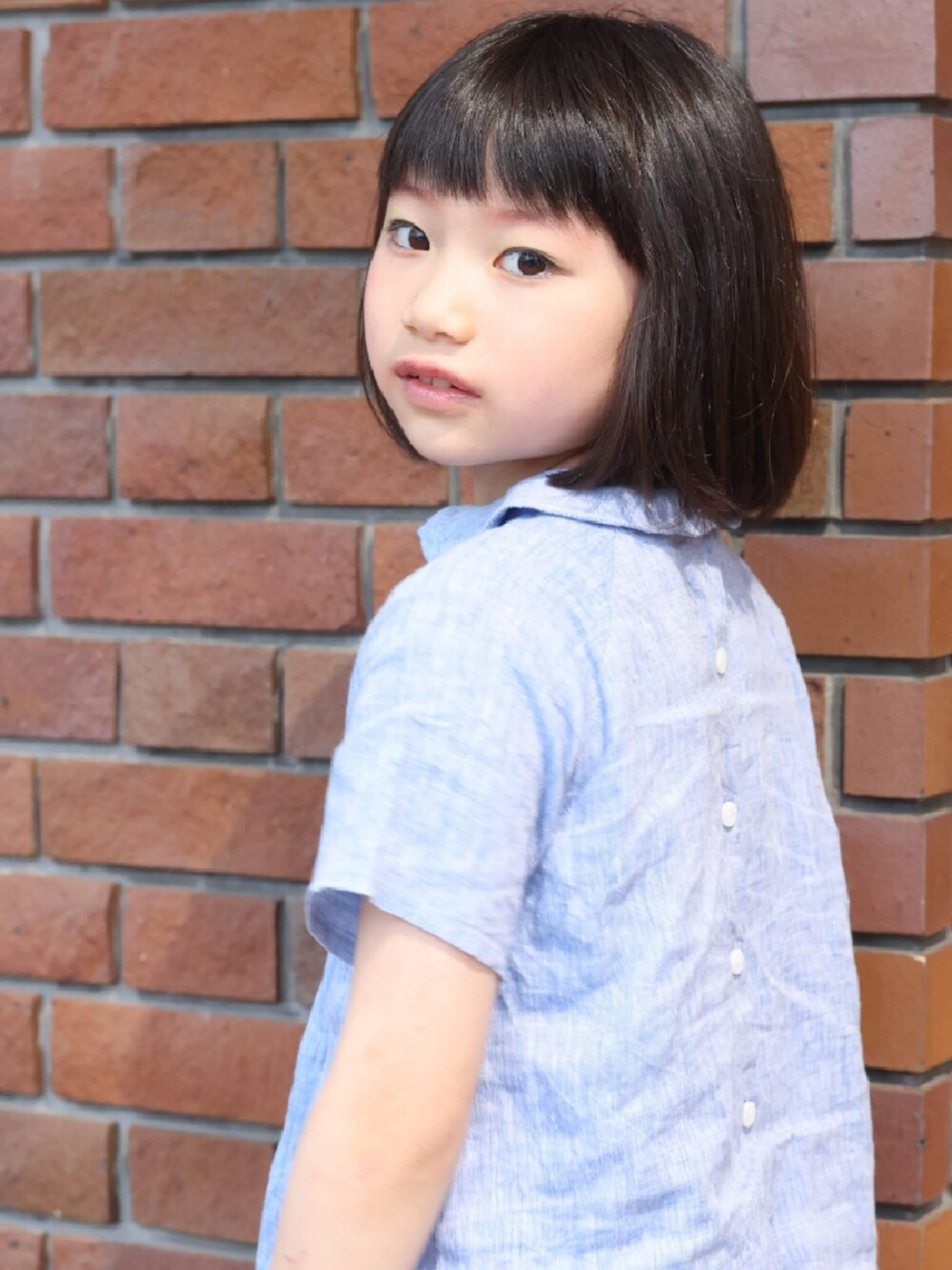 ブルー系のシャツ/ブラウス、ホワイト系のスカート、ブラウン系のサンダルを着用したキッズの夏コーディネートの2枚目の写真