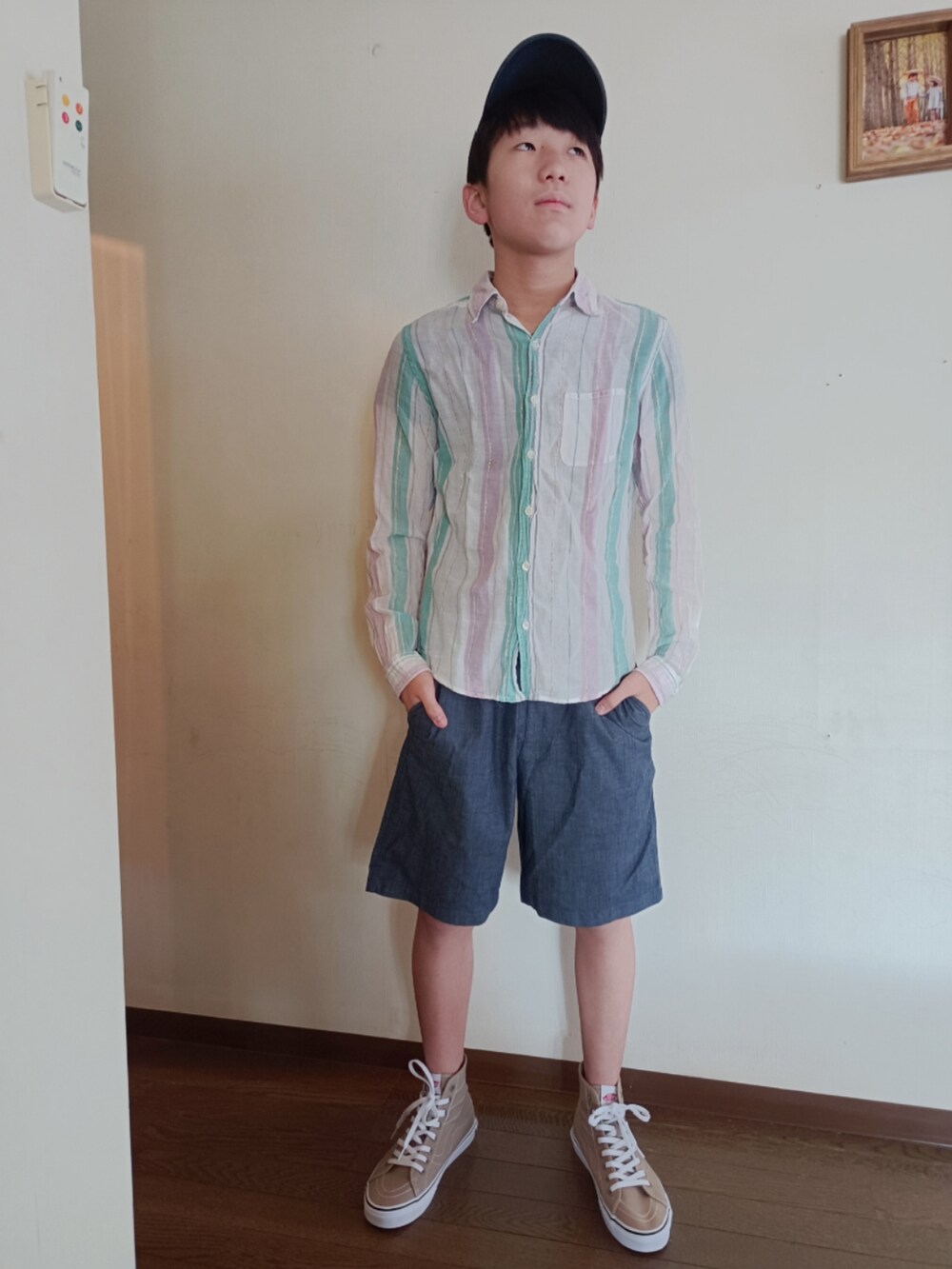 ホワイト系のシャツ/ブラウス、ブルー系のその他パンツ、ベージュ系のスニーカーを着用したキッズの夏コーディネートの2枚目の写真