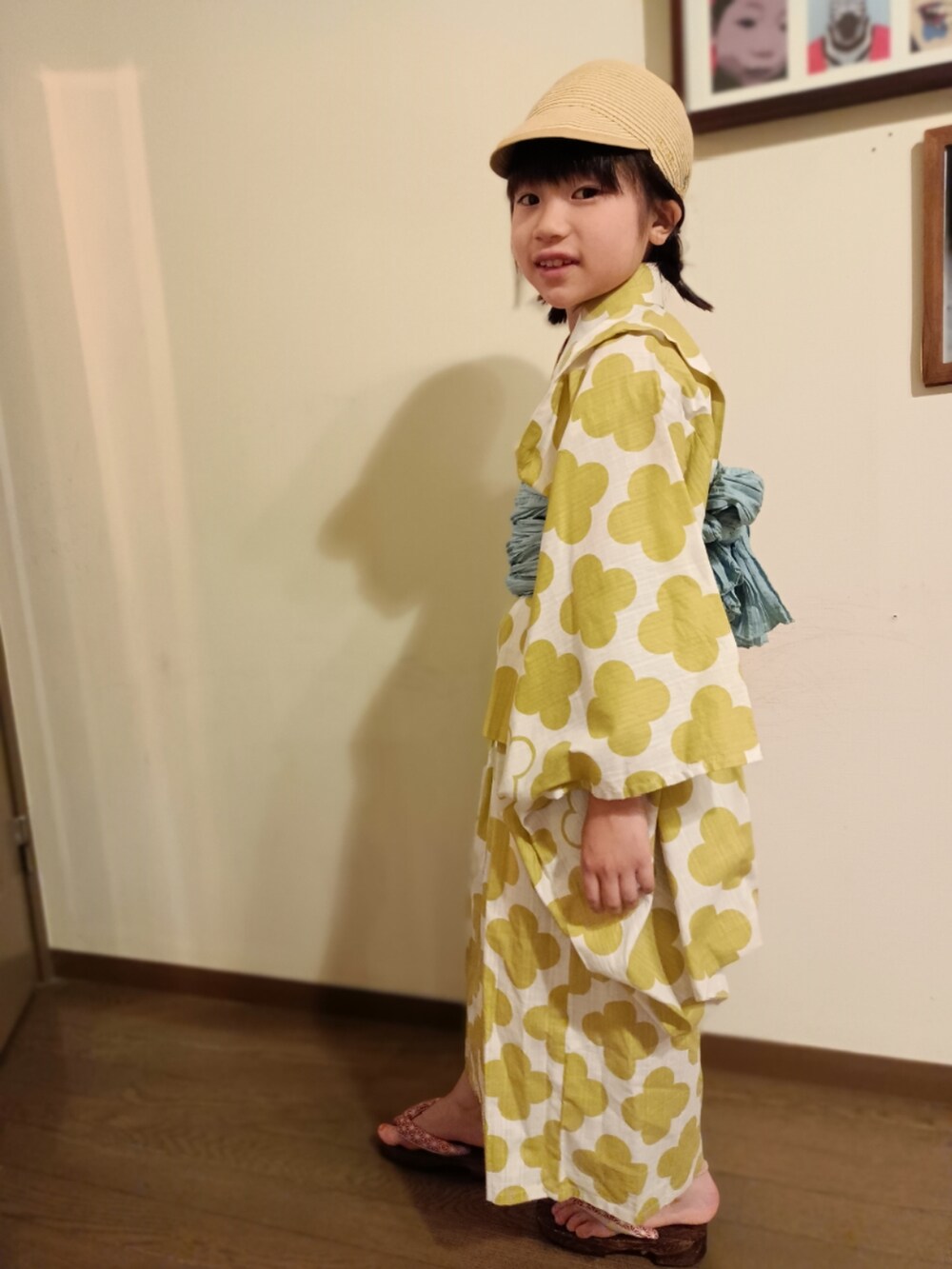 グリーン系の浴衣、ベージュ系の帽子を着用したキッズの夏コーディネートの2枚目の写真