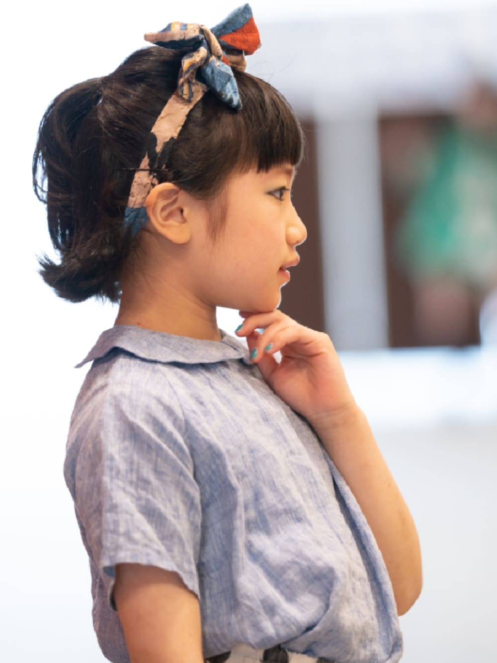 ブルー系のシャツ/ブラウス、ホワイト系のパンツ、ブルー系のサンダルを着用したキッズの夏コーディネートの3枚目の写真