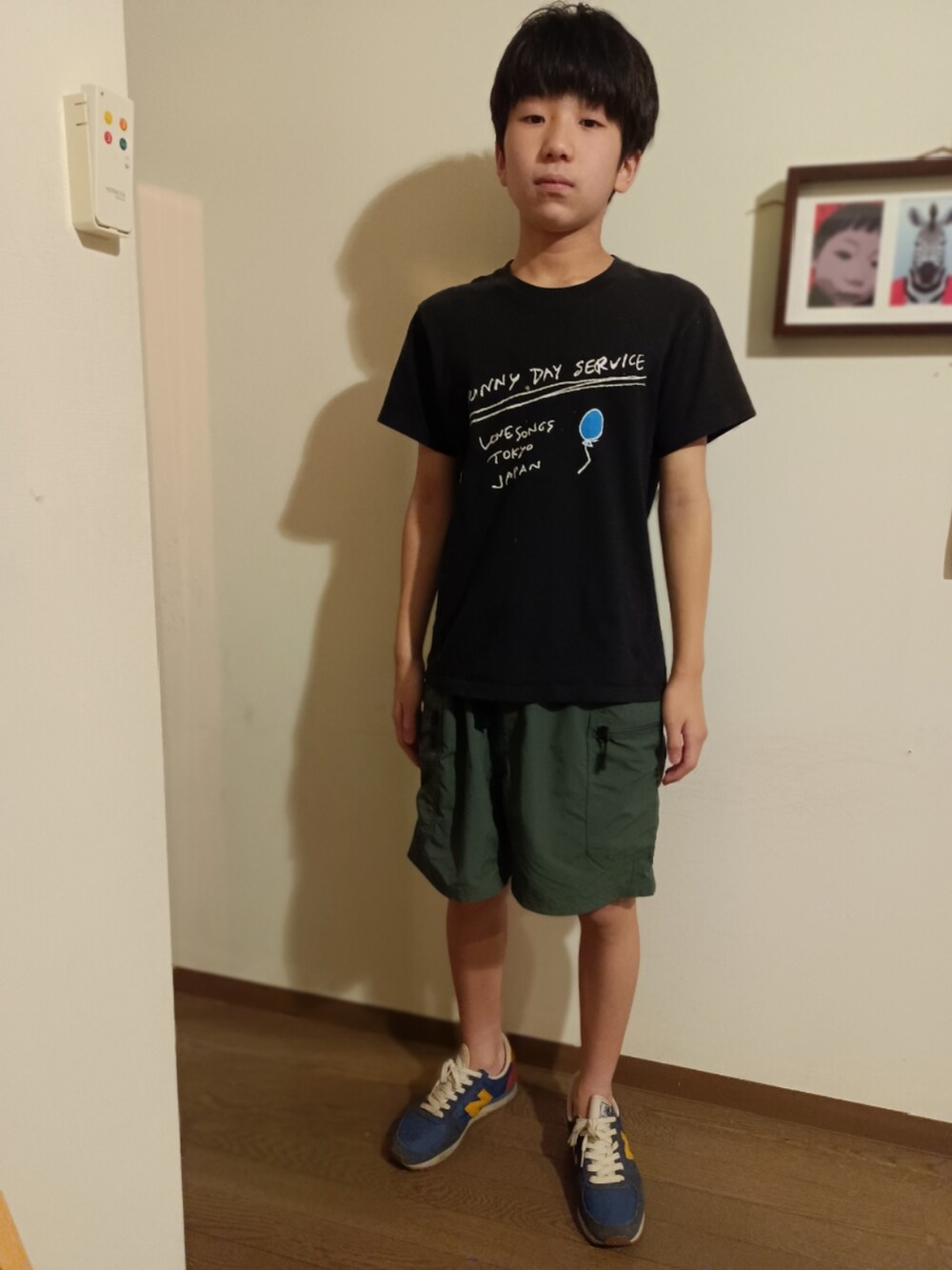 ブラック系のTシャツ/カットソー、グリーン系のカーゴパンツ、ブルー系のスニーカーを着用したキッズの夏コーディネートの2枚目の写真
